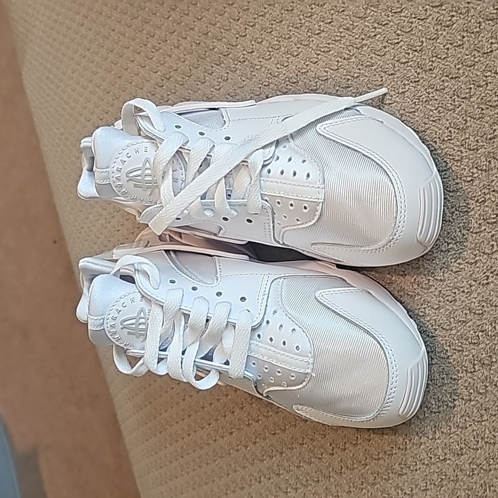 NIB NIKE AIR HUARACHE (White)